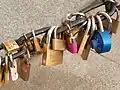 Cadenas d'amour autour de la Flamme de la Liberté (début 2016).