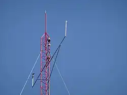 Détail du sommet avec anémomètre, girouette et antenne.
