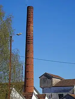 Cheminée d'usine ancienne.