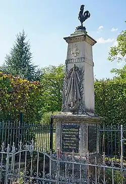 Monument aux morts surmonté d'un coq.