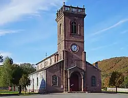 Église de Ternuay, en grès rose.