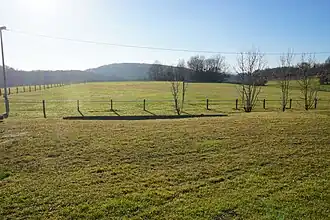 Le terrain de foot.