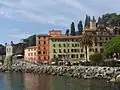 Le bourg, avec sur la gauche, le vieux château