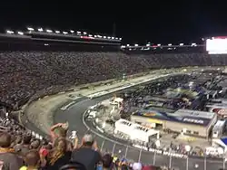 Le Bass Pro Shops NRA Night Race de 2016 vu de la tribune principale, avec Denny Hamlin no&nbsp;11 leader en début de course.