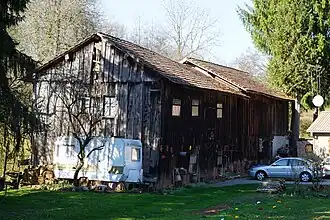 Grand baraquement en bois.