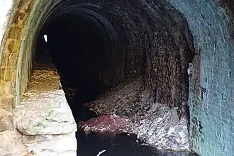 L'intérieur du tunnel côté est, vu à travers le grillage d'interdiction.