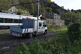Train en passage et véhicule de maintenance.