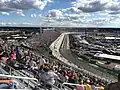 Vue du virage no 1 en 2017 : Kyle Busch (#18) devançant Kyle Larson (#42) et le reste des participants en début de 2e segment.