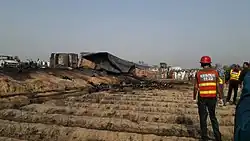 Photographie de secouristes sur le site de l'accident.