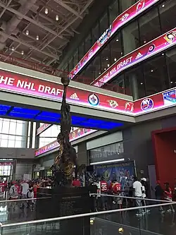 The Spirit, statue de Michael Jordan dans le hall du United Center.