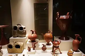 Vitrine comprenant différents types de vases. Kültepe, Musée des civilisations anatoliennes.