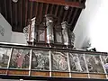 Orgue sur la galerie avec des images des apôtres