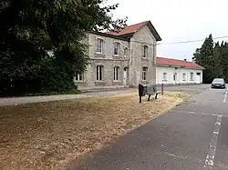 Côté rue.