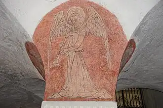 Bayeux : ange musicien jouant de la cornemuse peint au XVe&nbsp;siècle après la redécouverte de la crypte.