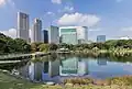 Étang et tours de Shiodome.