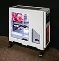 Un boîtier des années 2010, personnalisé avec des LEDs.