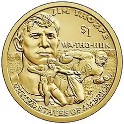 Pièce de monnaie représentant le buste d'un homme jeune à l'arrière-plan, un sauteur en longueur et un joueur de football américain à l'avant-plan et les inscriptions UNITED STATES OF AMERICA, $1, Jim Thorpe et WA-THO-HUK.