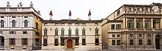De gauche à droite les palais : Canossa, Muselli et Portalupi sur le Corso Cavour