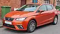 une voiture orange