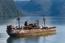 Épave du Captain Leonidas située au milieu du canal depuis son naufrage en 1968.