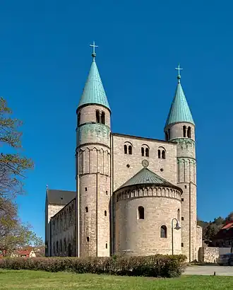 Le massif occidental de l'église.