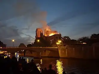 Incendie vu du côté est, la toiture est presque totalement détruite à 21&nbsp;h&nbsp;21.