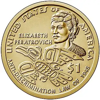 Pièce de monnaie représentant le buste d'un femme jeune à l'arrière-plan, un aigle stylisé en vol à l'avant-plan et les inscriptions UNITED STATES OF AMERICA, Elizabeth Peratrovich, $1 et Anti-Discrimination Law of 1945