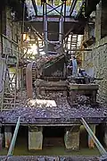 Une machine rouillée dans un bâtiment en ruine.