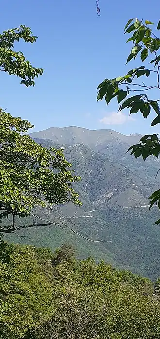 Vue sur le sommet du Mangiabo au fond et au centre depuis la crête de Cuore (frontière franco-italienne).