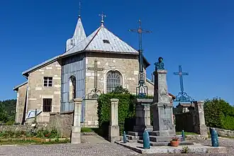 église et monument aux morts.