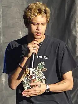 Dominic Fike interprète Elliot.