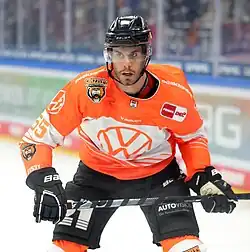 Description de l'image 2022-09-23 Eisbären Berlin gegen Grizzlys Wolfsburg (Deutsche Eishockey-Liga 2022-23) by Sandro Halank–022.jpg.