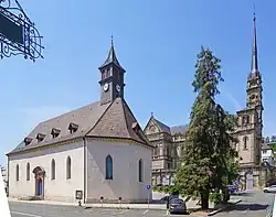 Le temple Saint-Georges et l'église Saint-Maimbœuf.