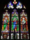 Maîtresse-vitre représentant de gauche à droite saint Pierre, le Bon Pasteur et saint Paul.