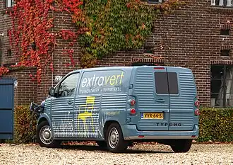 Vue arrière d'un ë-Spacetourer-HG électrique en charge.