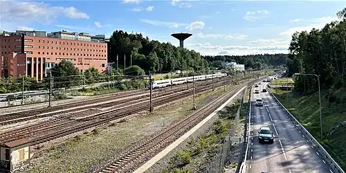 Huddingevägen de la gare de Flemingsbergs, le chateau d'eau decFlemingsberg en arrière-plan, 2023
