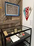 Vitrine et photographie.