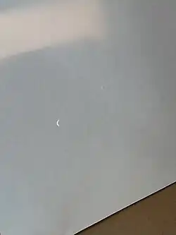 Trou d'épingle dans une boite en carton vu de Dallas, Texas.