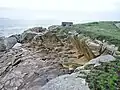 Falaise granitique près de la pointe du Talud, dont l'aspect a été modifié par l'exploitation en carrière à une date indéterminée.