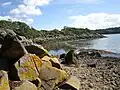 Le littoral du nord de l'anse de Penn Foull à l'est de l'oppidum de la Pointe du Château (littoral modifié par les blocs laissés sur place d'anciennes carrières).