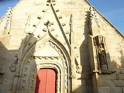 Plogoff : détail de la façade de l'église paroissiale Saint-Collodan