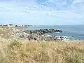 La côte atlantique vue depuis la pointe du Souc'h en direction de Pors Poulhan et, à l'arrière-plan, de Plozévet.