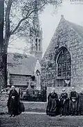 Vieilles femmes devant l'église Saint-Nicaise au début du XXe&nbsp;siècle (carte postale Villard).