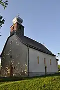 Son portail surmonté du clocher,