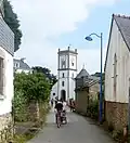 La rue du bourg menant à l'église paroissiale.