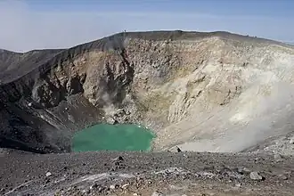 Vue de l'intérieur de l'un des trois cratères sommitaux de l'Ebeko.