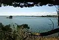 L'îlot situé à l'extrémité de la pointe du Château vu de l'oppidum situé au sud de celle-ci à marée haute.