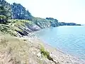 La grève et les falaises entre le Yelen et la pointe du Bindy vues du GR 34.