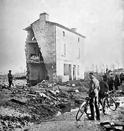 Une maison éventrée dans le village de Couthures.