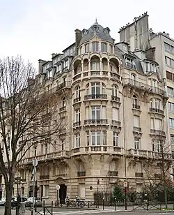 No 21, boulevard Suchet (à l’angle de la rue Louis-Boilly).